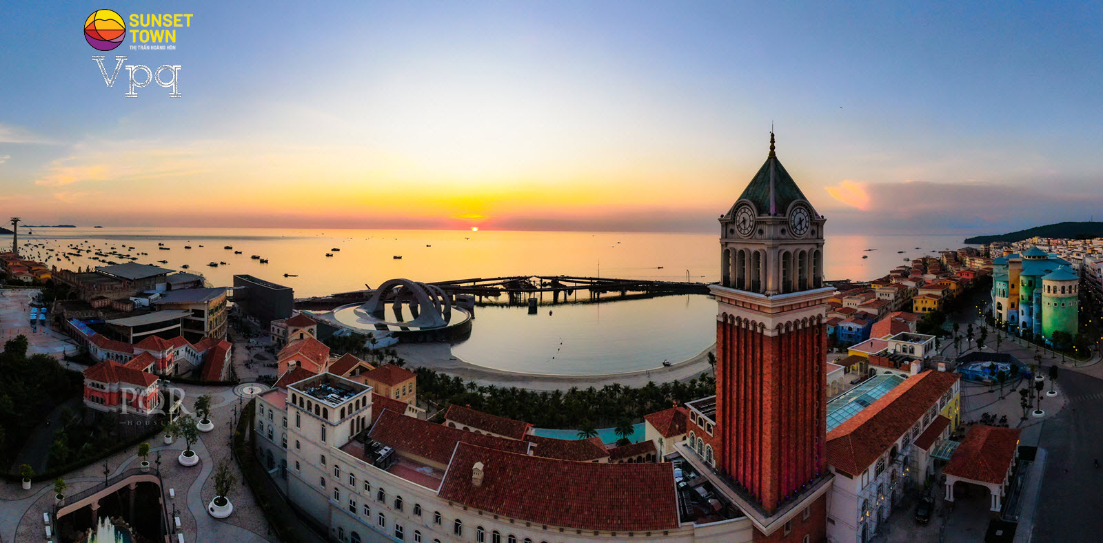 Ngắm ho&agrave;ng h&ocirc;n tại Sunset Town từ th&aacute;p đồng hồ Venice