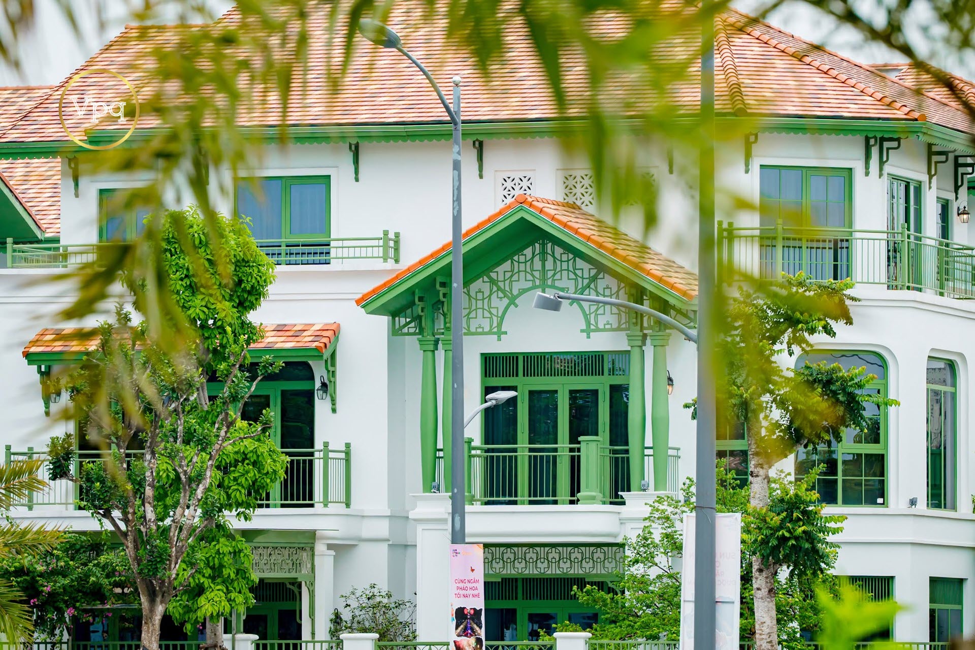 Những căn nh&agrave; thấp tầng gắn kết tựa như 1 bức tranh nghệ thuật