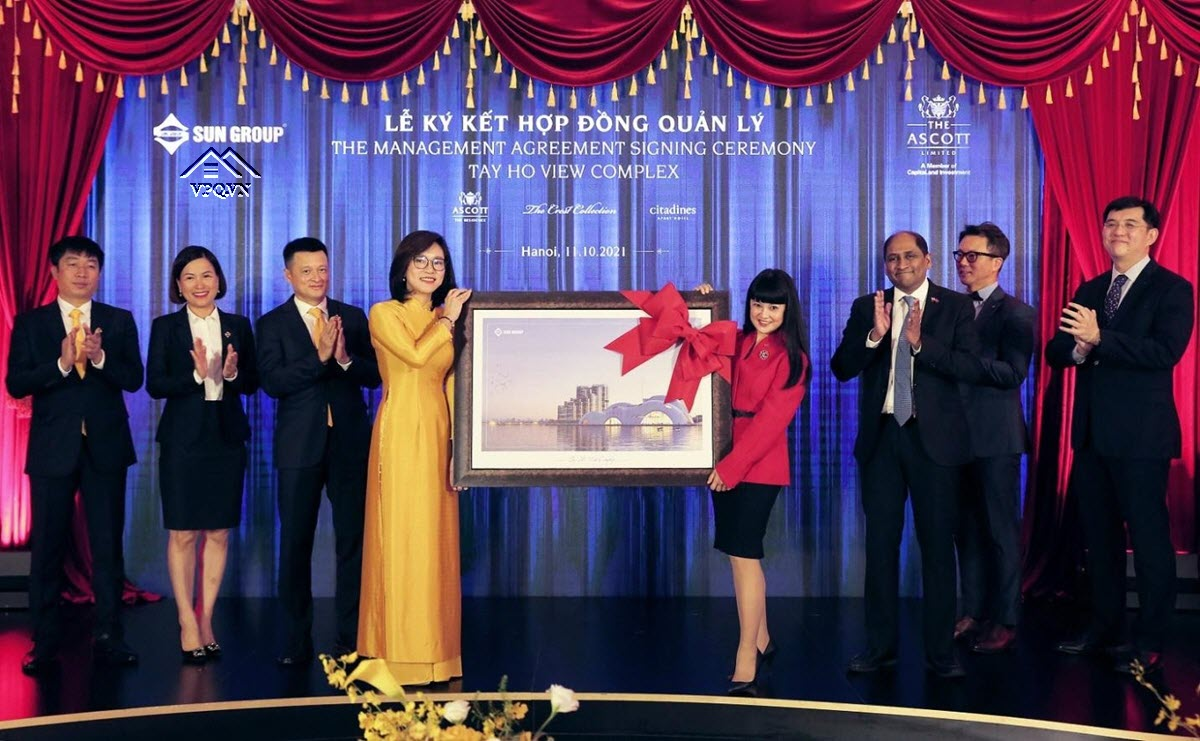 Đại diện Sun Group trao qu&agrave; lưu niệm cho đại diện Ascott tại Lễ k&yacute; kết hợp t&aacute;c&nbsp;