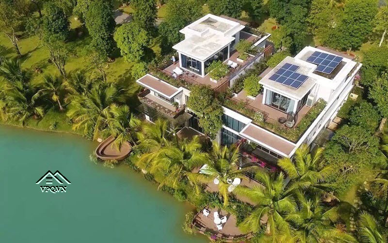 Biệt thự đảo Ecopark lộng lẫy soi b&oacute;ng xuống mặt nước lấp l&aacute;nh.