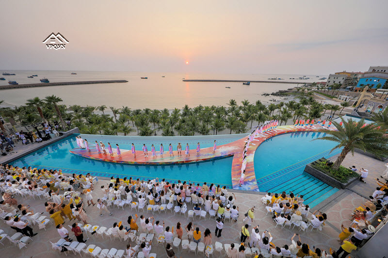 Show trình diễn thời trang Fashion Voyage tại thị trấn Địa Trung Hải, Phú Quốc