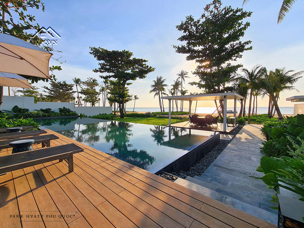 Biệt thự Park Hyatt đ&oacute;n ho&agrave;ng h&ocirc;n tr&ecirc;n biển