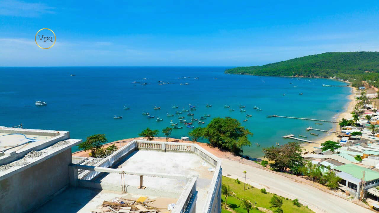 Góc view sang biển bãi đất đỏ từ tầng mái The Center
