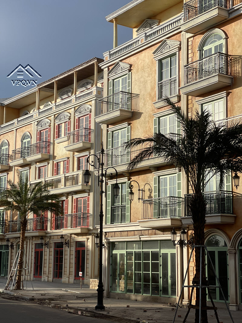 Một số Block shophouse mặt đường Amalfi đang được ho&agrave;n thiện mặt ngo&agrave;i