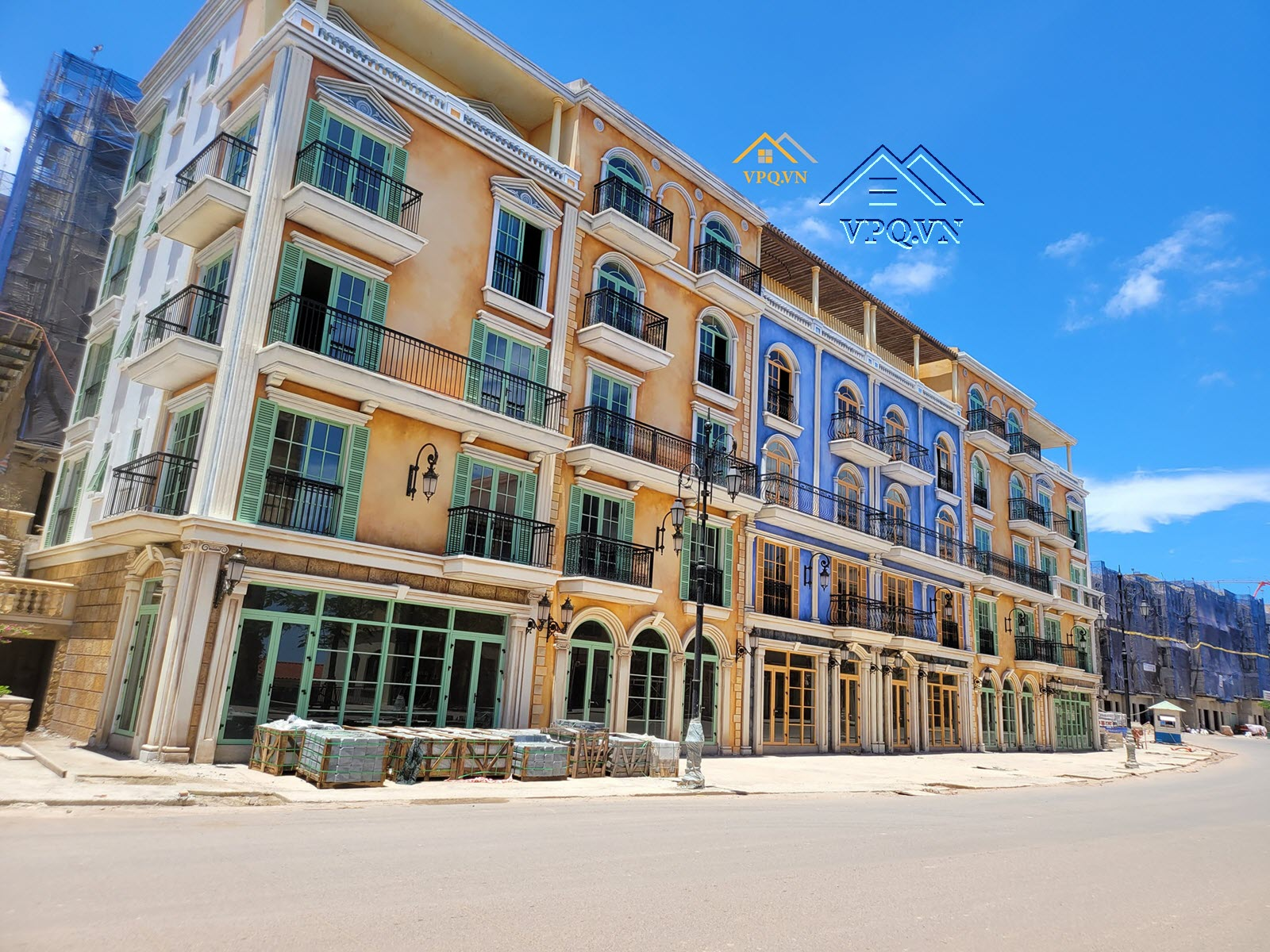 Tiến độ Shophouse The Center Ph&uacute; Quốc th&aacute;ng 9/2021 đ&atilde; ho&agrave;n thiện mặt ngo&agrave;i