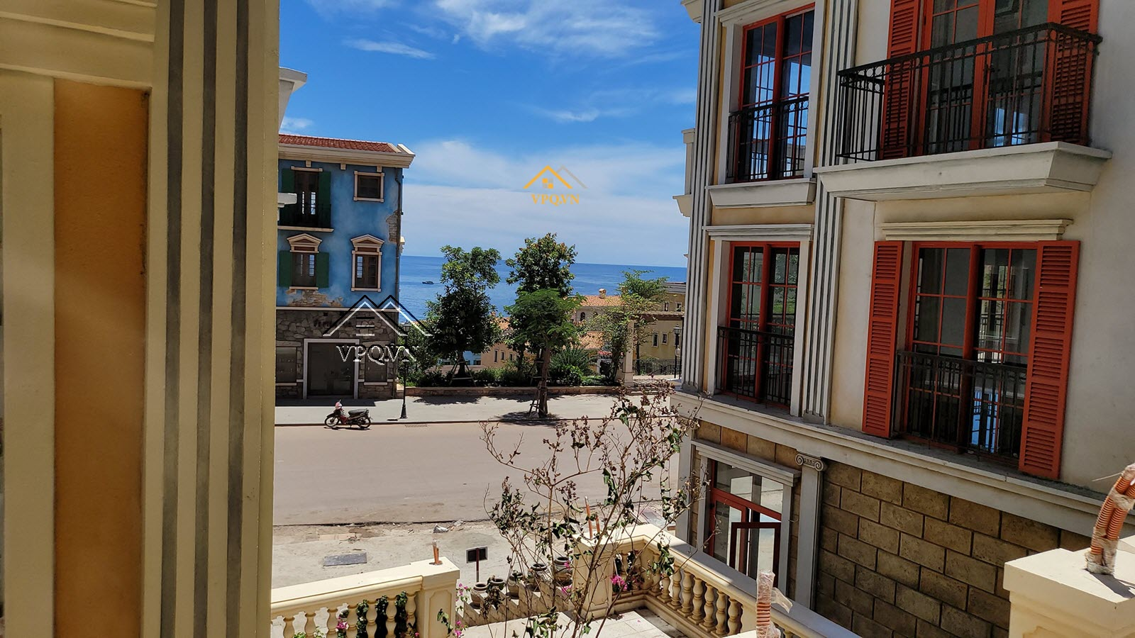 G&oacute;c view từ đường đi dạo bộ Shophouse The Center