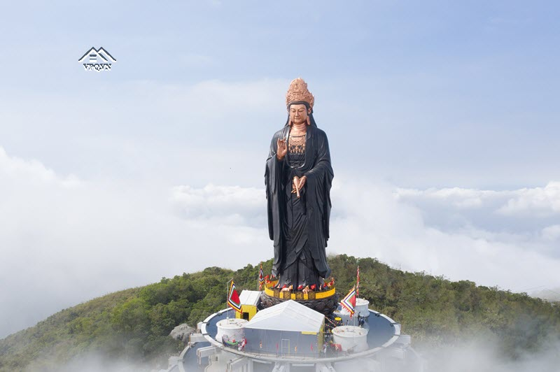 Toàn cảnh tượng phật Bà ở Núi Bà Đen, Tây Ninh