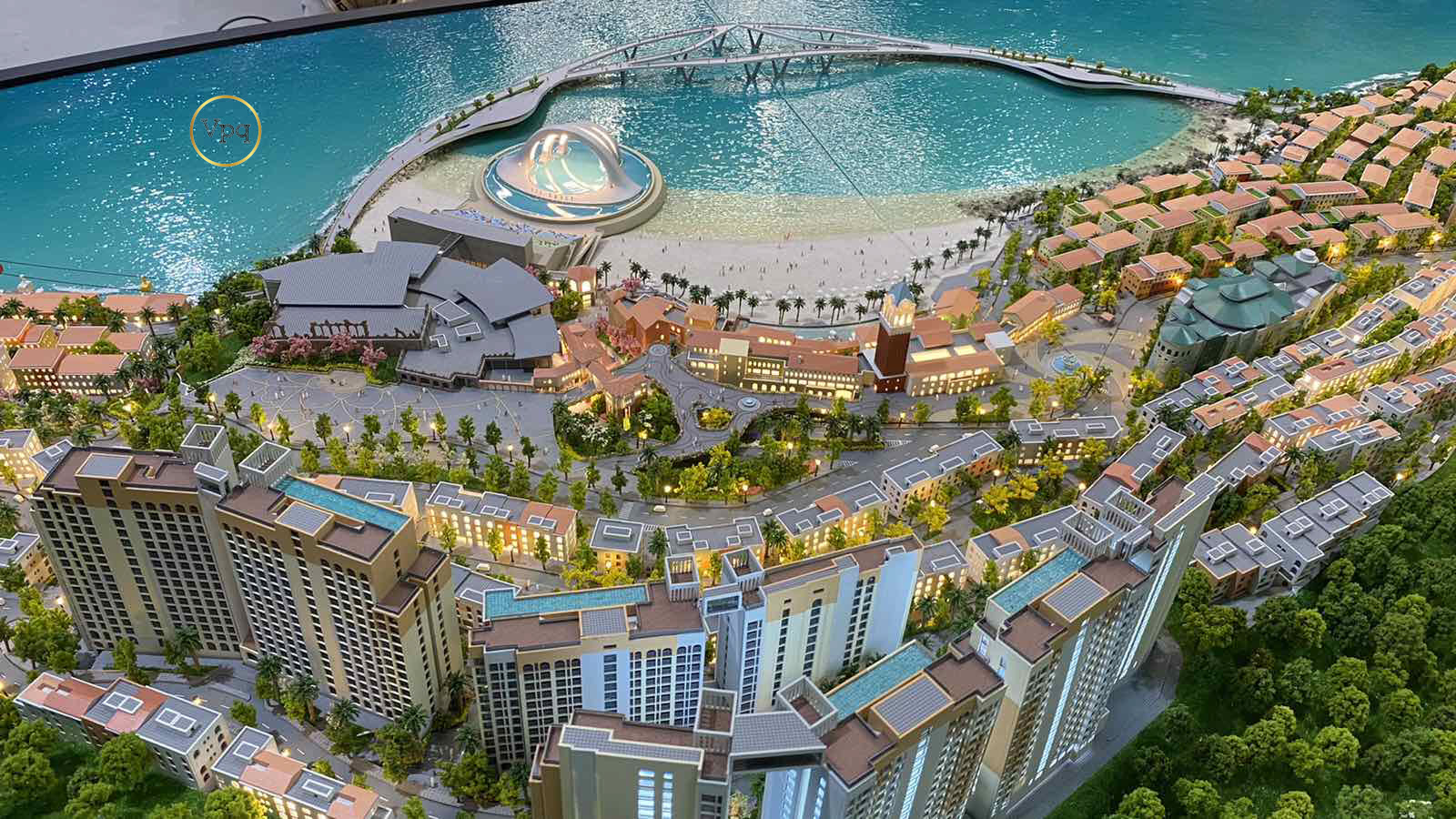 Tổng thể thị trấn Địa Trung Hải