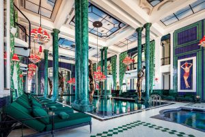 Kiến tr&uacute;c hồ bơi của kh&aacute;c sạn Hotel de la Coupole l&agrave; một kiệt t&aacute;c