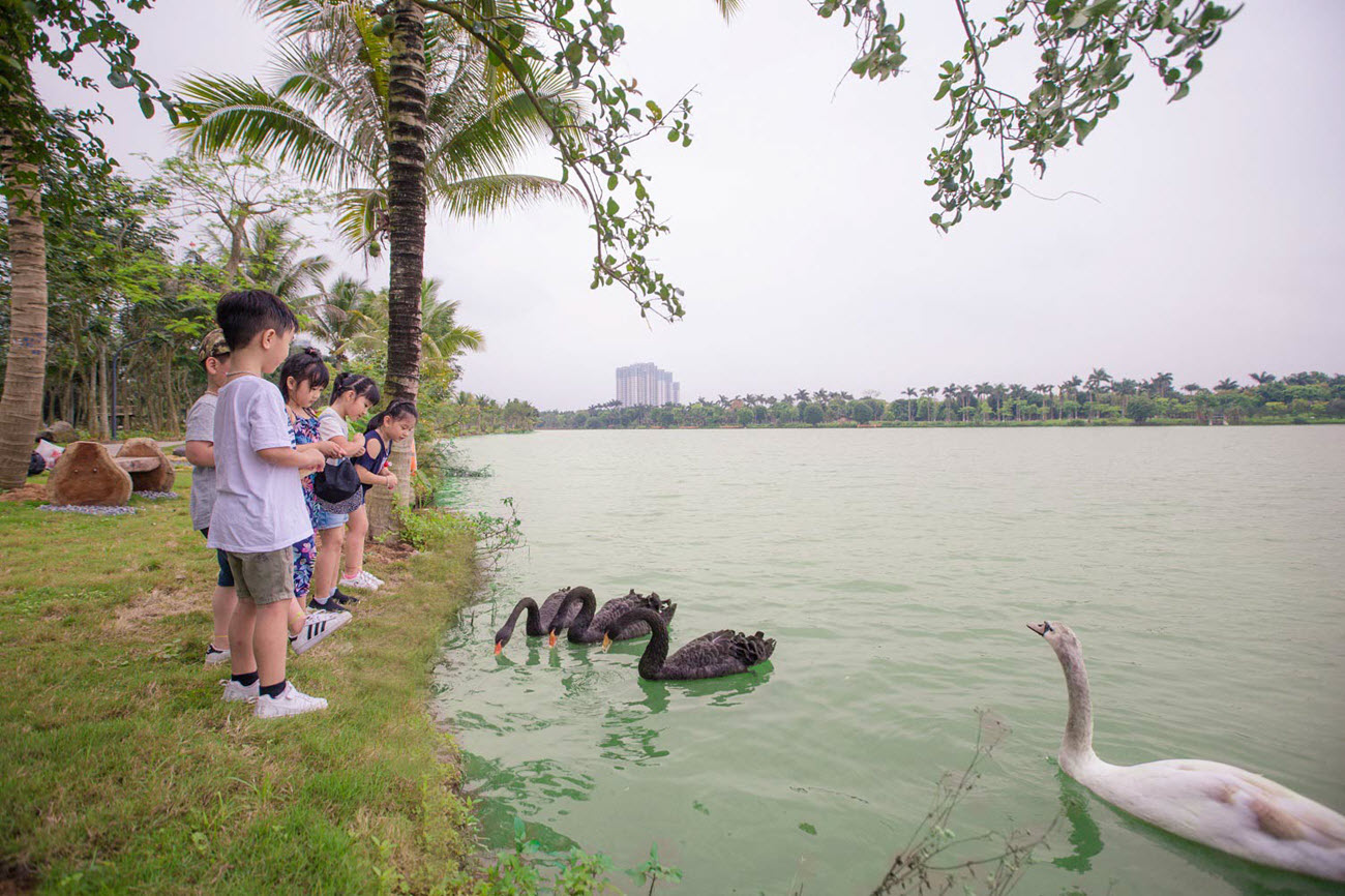 C&aacute;c b&eacute; được vui đ&ugrave;a c&ugrave;ng nhưng bạn Thi&ecirc;n Nga tại Ecopark