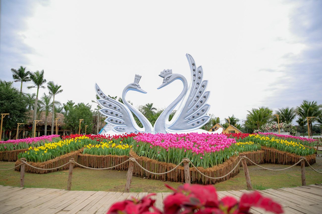 Biểu tượng 2 ch&uacute; Thi&ecirc;n Nga tại Swan Lake Park Ecopark