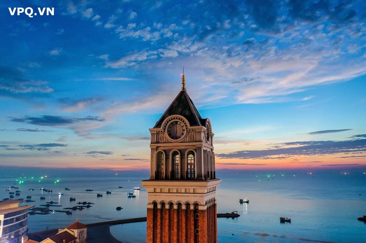 Th&aacute;p đồng hồ Venice cao 75m tại Central Village Địa Trung Hải
